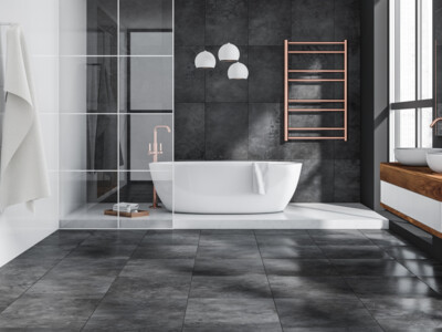 Elegantes, Tageslicht-Badezimmer mit Walk-In Dusche, freistehender Badewanne und Doppelwaschtisch in schönem Materialmix.