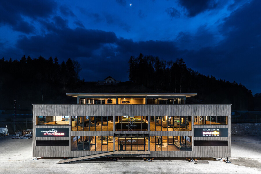 Außenansicht der Red Bull Energy Station mit LED-Beleuchtung von BILTON International.