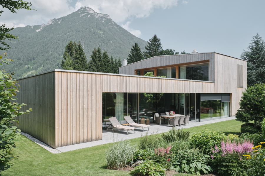 Moderne Villa mit Atrium, Holzfassade, Dachterrasse und Ganzglassystem von Josko.