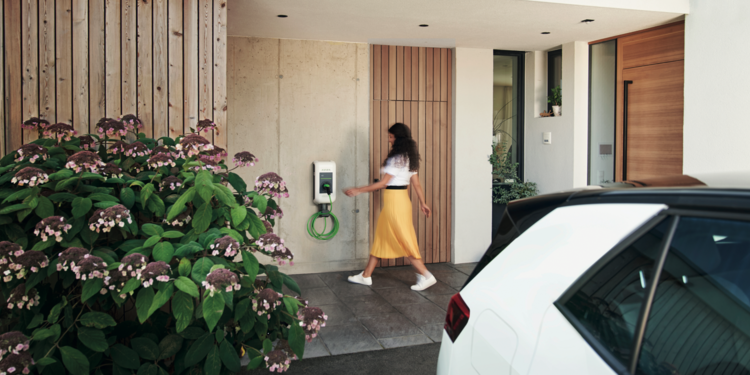 KEBA präsentiert praktische und sichere Wallbox-Lösungen für Elektroautos, mit wenig Platzbedarf, wie in diesem modernen Eingangsbereich aus Beton.