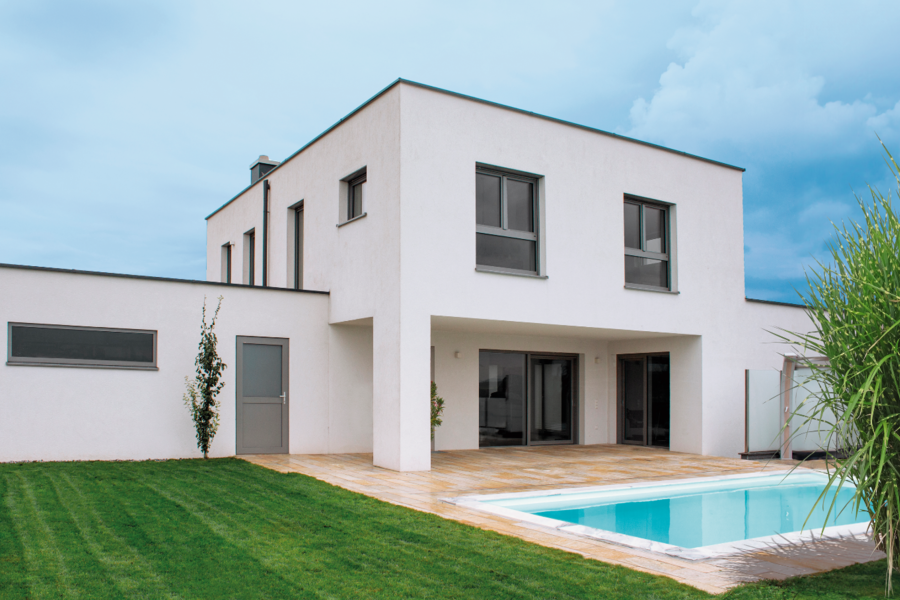 Haus mit Flachdach, überdachter Terrasse, Pool und großzügiger Gartenfläche mit Dämmung von thermotec©.