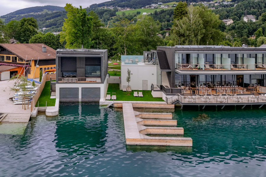 Haus mit Bootsgarage direkt am Mondsee mit Duo ZipTex System von Newo.