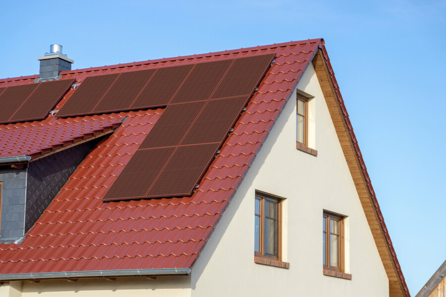 Neue Perspektiven für denkmalgeschützte Gebäude und Kunden mit roten Ziegeldächern, die Wert auf effiziente Energiegewinnung und Ästhetik legen.