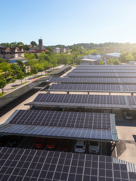 Solarpark am Parkplatz der Eurotherme Bad Schallerbach.