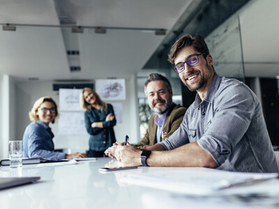 Business-Meeting mit Mitarbeitern im Büro.