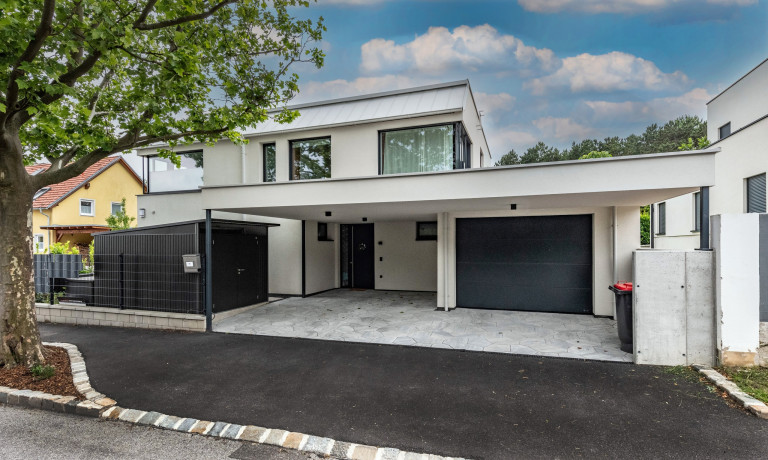 Modernes Wohnhaus mit Garage und Vordach von AL Architekt.