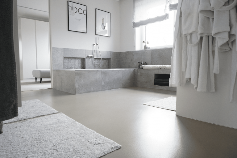 ARDEX präsentiert ein Badezimmer mit grauer Badewanne und hellem Boden mit hochflorigem Teppichen von panDOMO®.