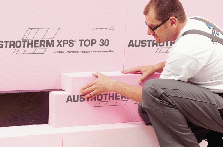 Mitarbeiter beim Verlegen der XPS Premium 30 Dämmplatten von Austrotherm.