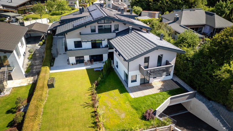 Großes Wohnhaus mit Satteldach, Balkon, offenen Terassenbereich und Tiefgarage von Erler Haus.