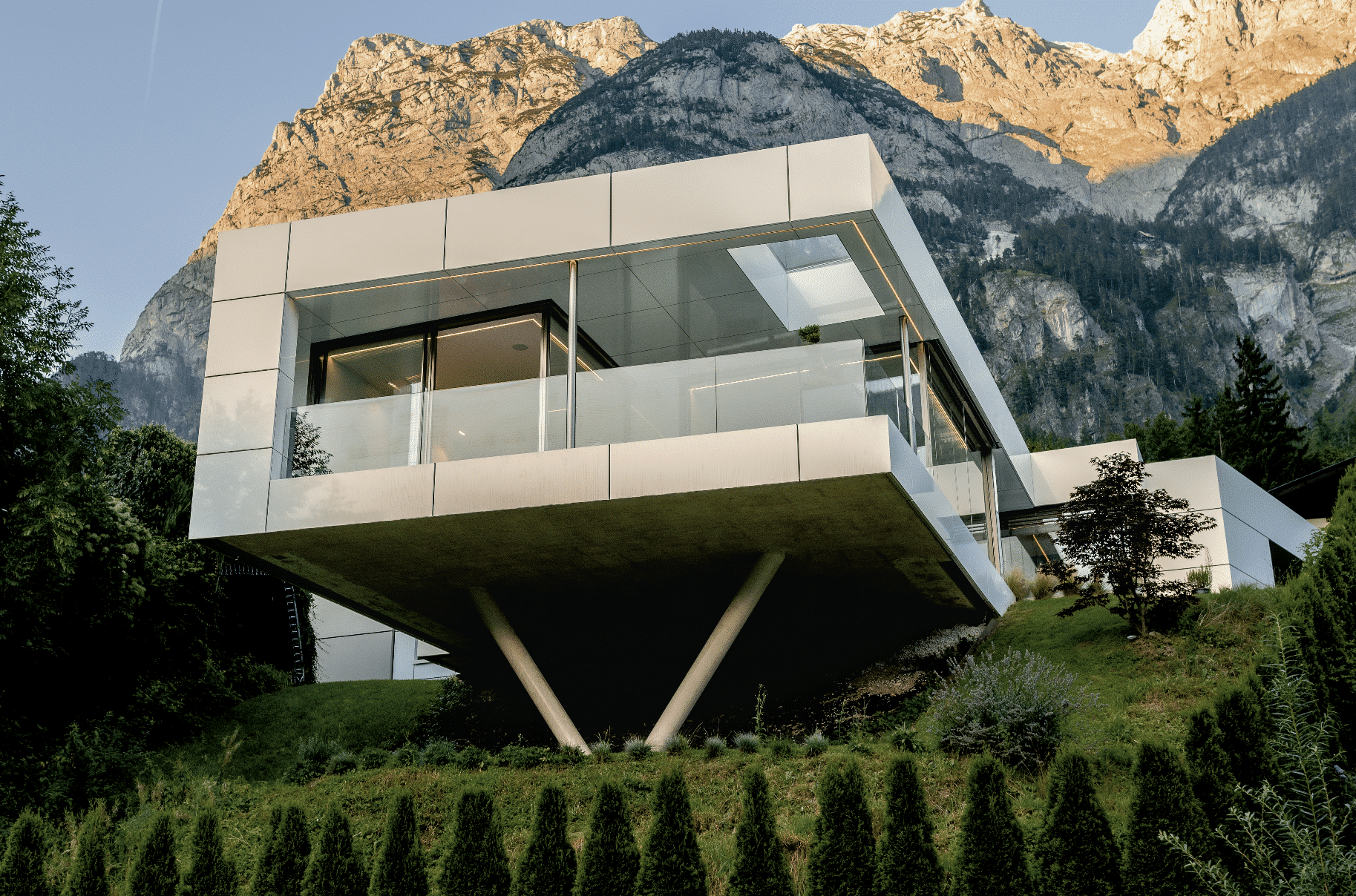 Moderne kubische Villa mit Fassade aus Glas und ALUCOBOND von ETVIR.