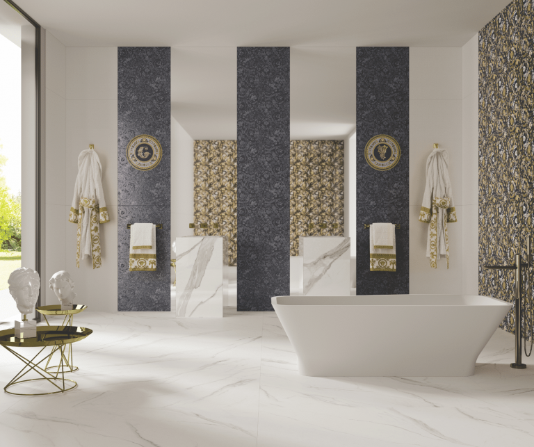 Fliesendorf zeigt ein extravagantes Badezimmer von einem Designer mit gemusterten Wandfliesen, marmoriertem Fliesenboden und einer freistehenden weissen Badewanne.