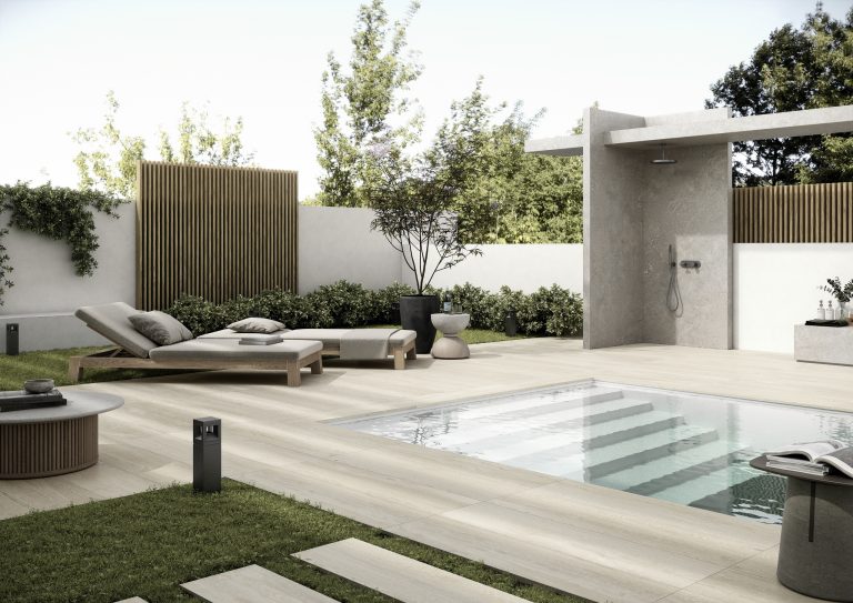 Mediterrane Terrasse mit Pool und Outdoor-Dusche mit rechteckigen Fliesen in Holzoptik und Steinplatten von Fliesendorf.