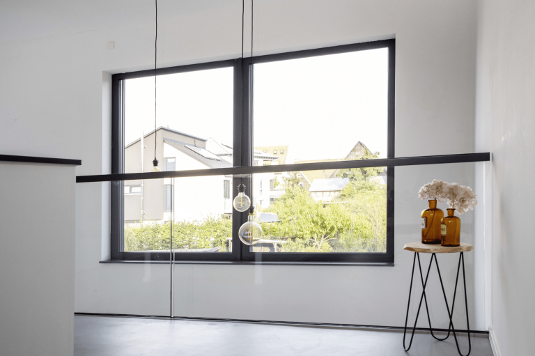 Gallerie mit großem Kunststoff-Fenster aus der Energyline von Gaulhofer.