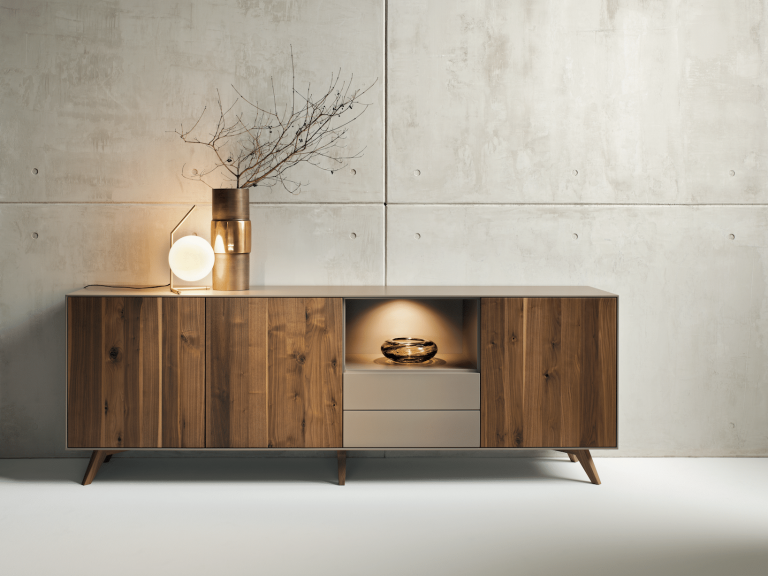 WOHNHAUS Grill & Ronacher zeigt ANREIs Sideboard PURO in Astnuss.