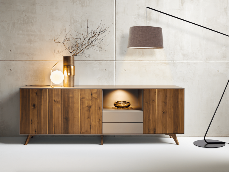 WOHNHAUS Grill & Ronacher zeigt ANREIs Sideboard PURO in Astnuss.