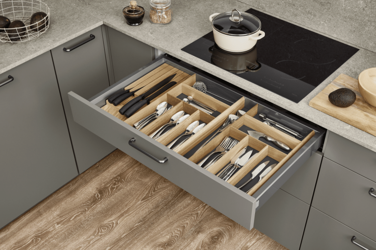 Küche mit grauen Fronten und Bestecklade mit Universal-Organisation aus Holz von Nobilia präsentiert von Grill & Ronacher.