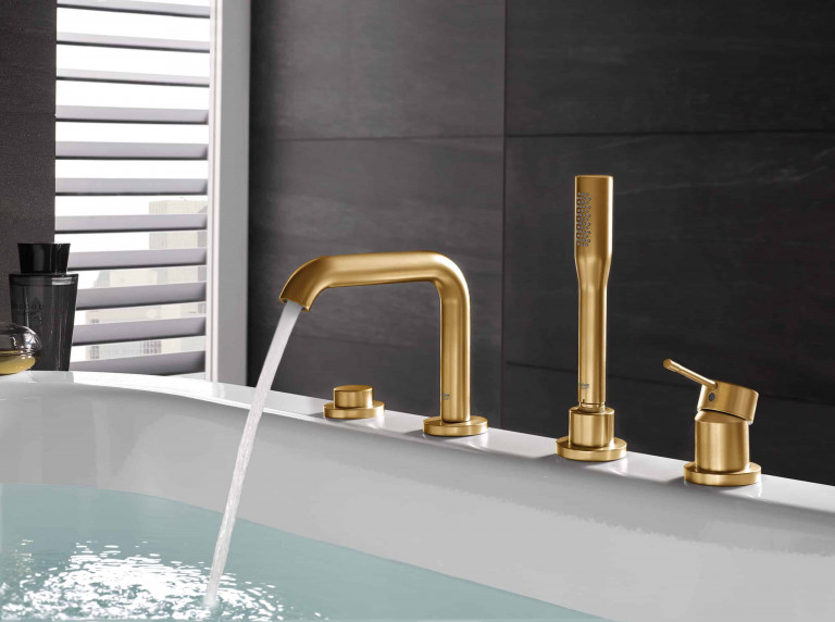 Badewannenarmatur in gold mit Stabbrause von Grohe.