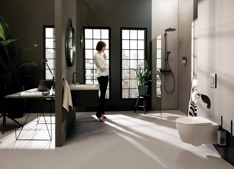 Badezimmer mit mattschwarzen Armaturen von Grohe mit Regendusche und Glastrennwand, weißem Waschbecken mit schwarzem Holzunterbau und weißem Wand-WC.