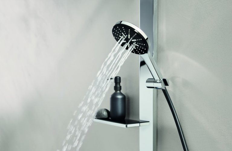 Höhenverstellbare Brausearmatur in Chrome mit Ablagefläche und einer Handbrause mit Schlauch und Duschkopf-Finish in Schwarz von GROHE.