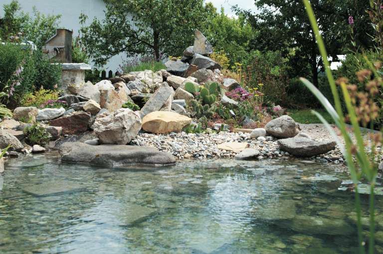 Hablesreiter legte in einem Teich eine kleine Insel an um darauf Steine zu platzieren und diesen Berg mit exotischen Pflanzen zu bepflanzen.