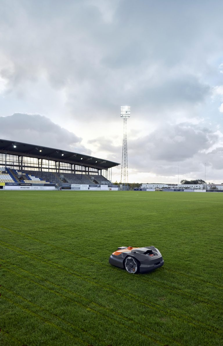 Der Husqvarna Automower 560 EPOS Sports mäht das Fussballfeld eines großen Stadions.