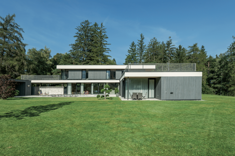 Modernes Flachdach-Wohnhaus mit großen Terrassen und vielen raumhohen Fenstern von Internorm.