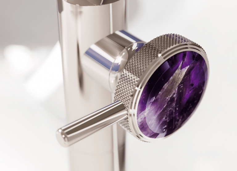 Das „Valencia“-Schmuckstück, der violette Amethyst, ruht eingefasst in einem Korpus aus edlem Metall mit griffig gestaltetem Rändel und harmoniert perfekt mit Farbe und Glanz der kostbaren Platin-Oberfläche.