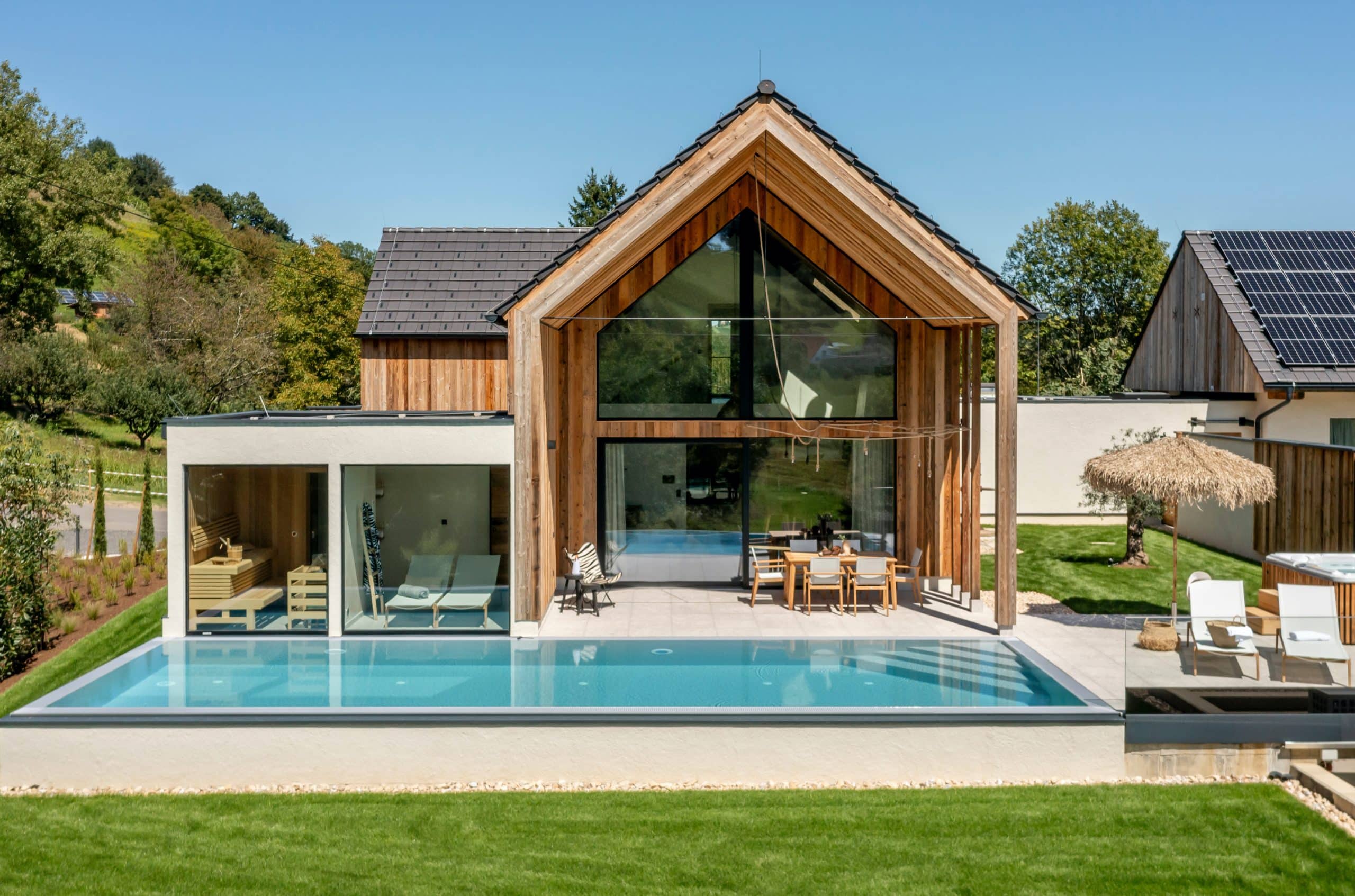 Das Beachhouse des Julianhof bietet viel Luxus und Platz für Entspannung. Die Fenster von Josko sorgen für natürliches Tageslicht im Inneren des Luxus-Charlets.