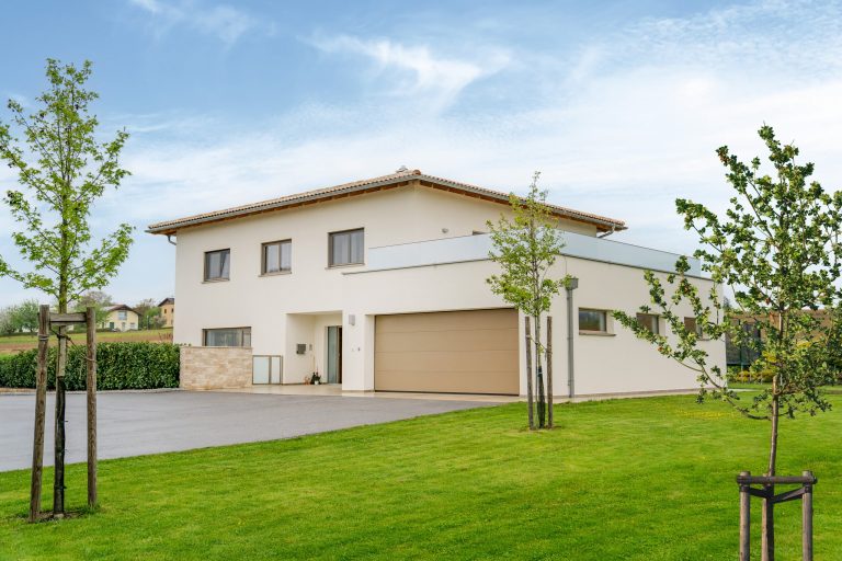 Einfamilienhaus mit Zeltdach Dachterrasse und Garage von B. Kern Baugesellschaft.