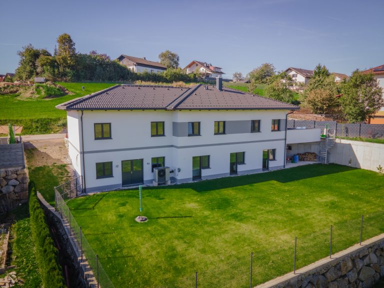 Einfamilienvilla mit großem Garten und Balkon mit Wendeltreppe von B. Kern Baugesellschaft.