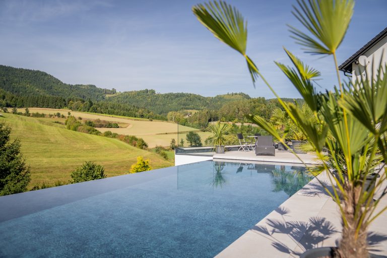 Infinitypool von B. Kern Baugesellschaft mit herrlichem Blick in die Landschaft.