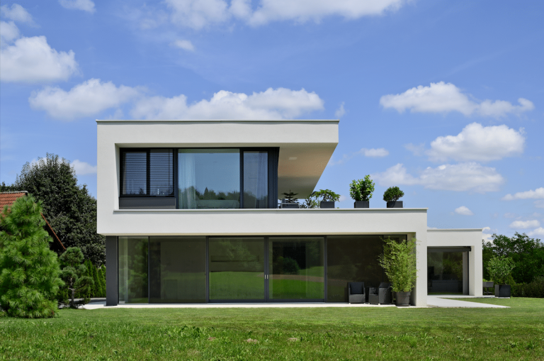 Modernes Architektenhaus mit M SORA Vollverglasung sowie deckenhohen, barrierefreien Schiebetüren zur Terrasse hin.