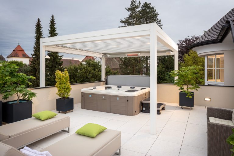 Terrasse mit Whirlpool und einer Pergola samt Beschattung der Firma Maderböck.