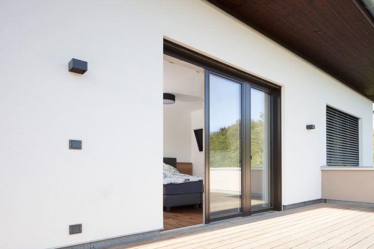 Balkon mit einer großzügigen, barrierefreien Terrassentür der Firma Maderböck.