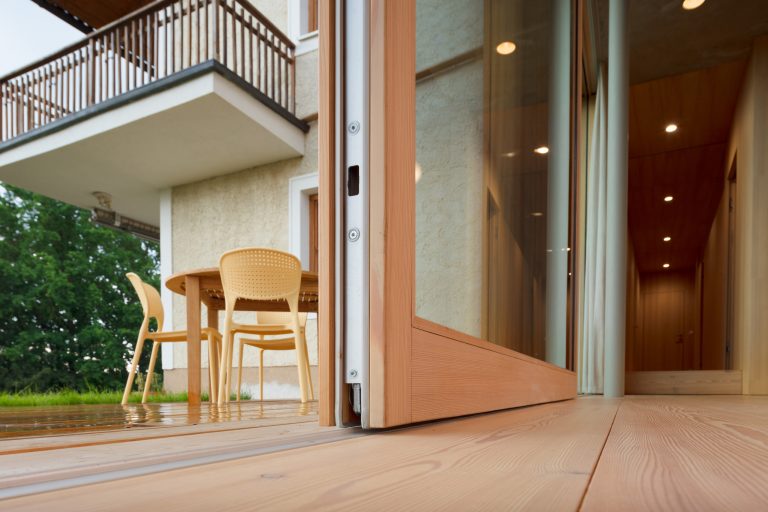 Terrasse mit barrierefreier Glasschiebetür der Firma Maderböck.