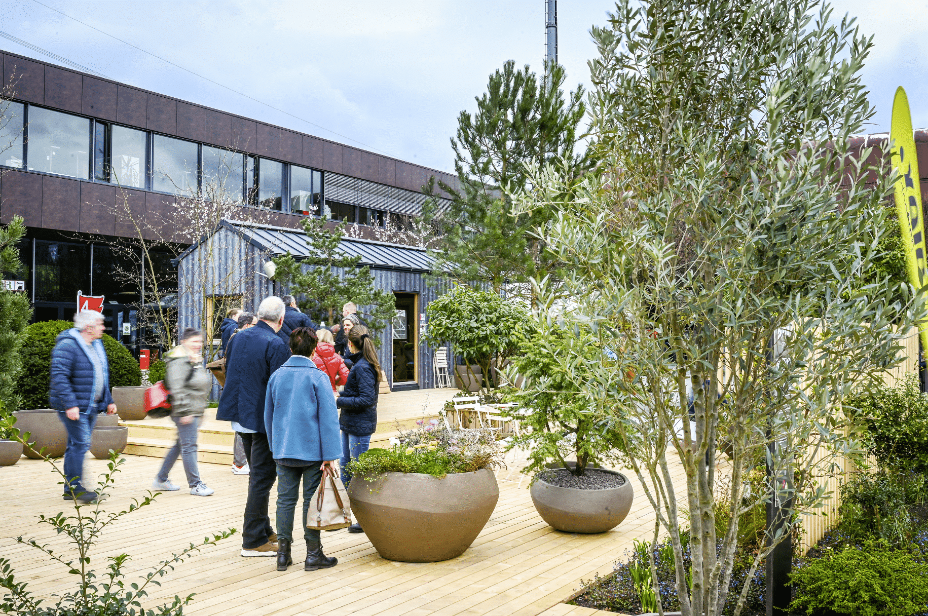 Der SCHAUplatz Garten lädt BesucherInnen ein, sich von den neuesten Pflanzentrends, Garten- Dekorationen und Outdoormöbeln für den heimischen Grünbereich inspirieren zu lassen.