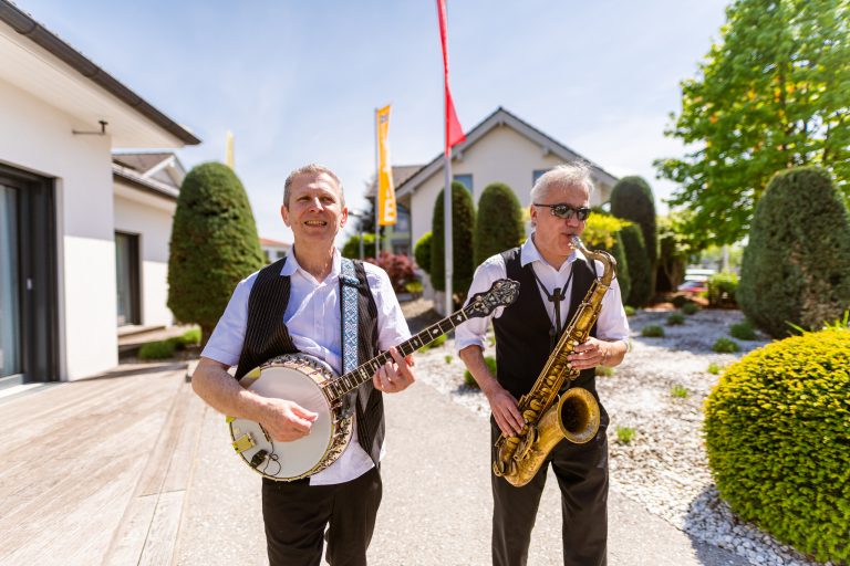 Musikanten sorgen für festliche Stimmung im Musterhauspark Graz.