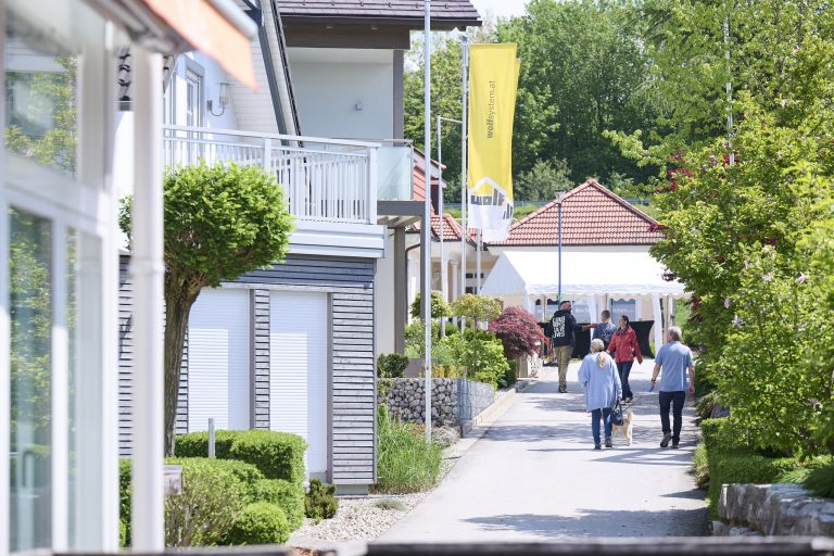 Besucher beim Spaziergang durch den Musterhauspark Eugendorf.