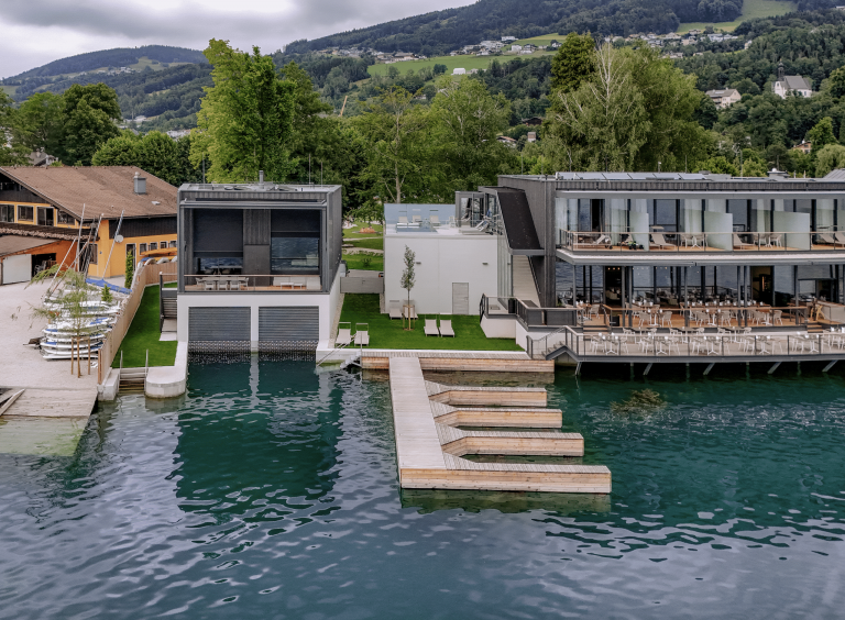 Haus mit Bootsgarage direkt am Mondsee mit Duo ZipTex System von Newo.