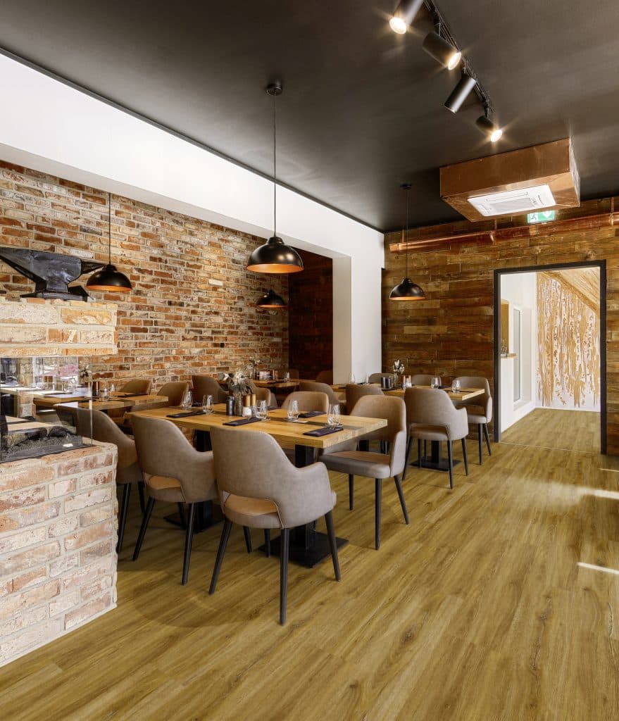 Restaurant mit einem PROJECT FLOORS Designboden aus der Serie Oak Selection 2.0 Wide, Dekor PW 3916.