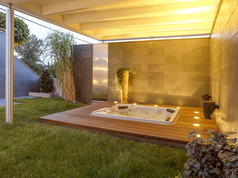 Sprudelnder Whirlpool im Garten von SAUNA-SCHWIMMBAR RUHA Stelzmüller.