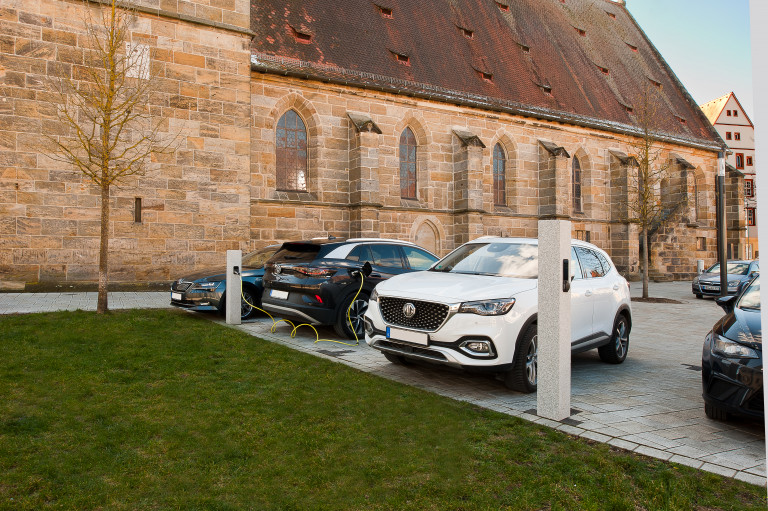 Parkplatz vor Kirche mit Ladesäulen von RZB Lighting.