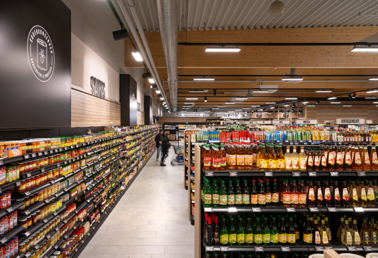 Edeka Massak in Hallstadt mit Storebeleuchtung von RZB Lighting.