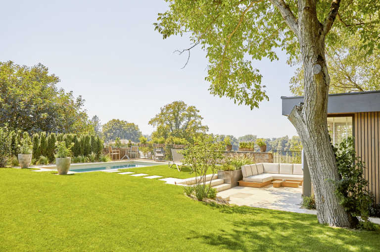 Gartenbau Schmid präsentiert einen wunderbar gepflegten Garten mit Terrasse und Loungemöbeln.