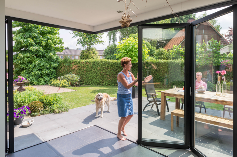 Wohnhaus mit Terrasse und deckenhohen Glas-Schiebetüren von Solarlux.