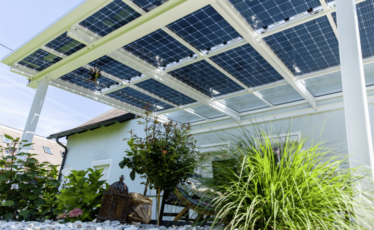 SONNENKRAFT zeigt eine Photovoltaikanlage, welche als Dach auf einem Carport dient, um die Sonne den ganzen Tag einzufangen.