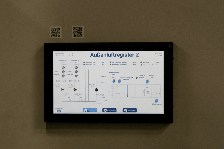 Wandmontierter Touch-Monitor mit Außenluftregister-Anzeige von Technische Alternative RT.