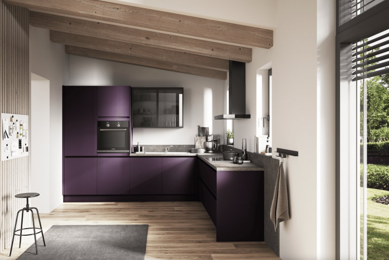 BAUER Tischlerei zeigt moderne L-förmige Küche mit violetten grifflosen Fronten, Stein-Arbeitsfläche, schwarze Hängeschränke mit Rauchglas-Front von Häcker Küchen.