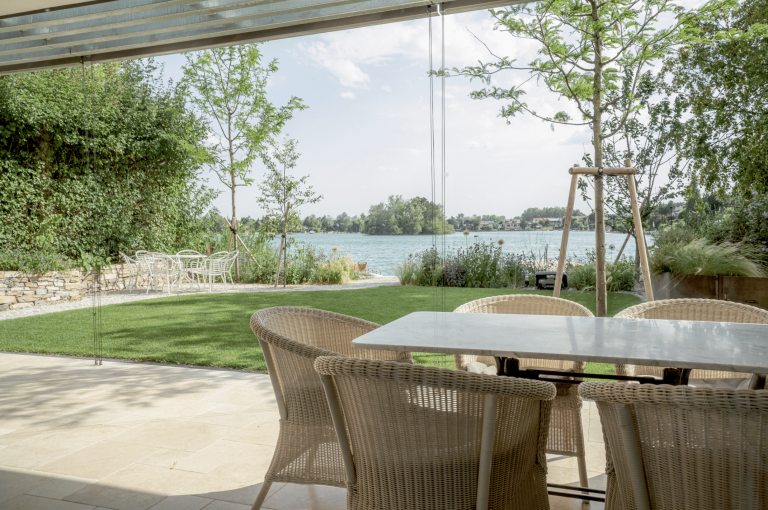 Villa mit Terrasse und Blick auf den See von Weissenseer Holz-System-Bau.