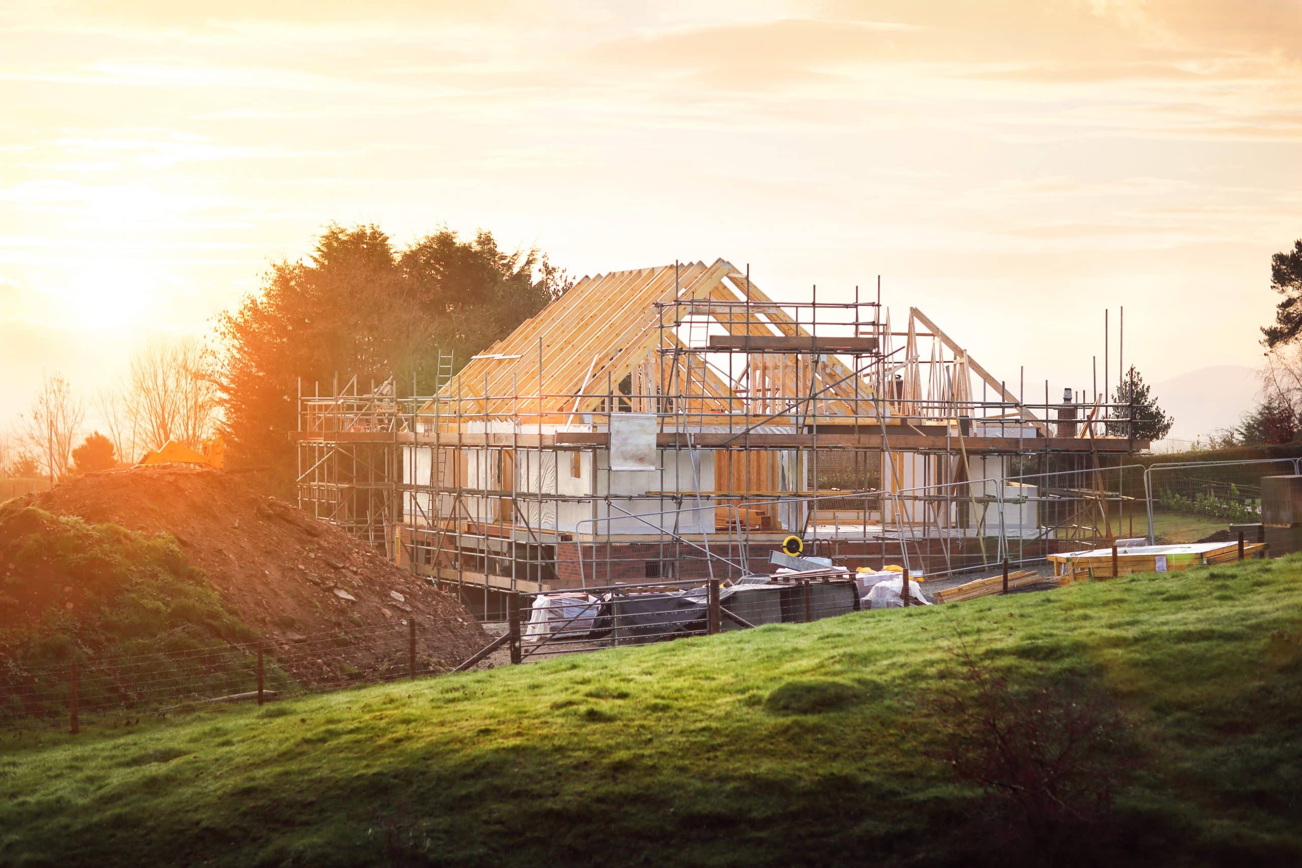 Baustelle eines Wohnhauses im Morgenlicht.